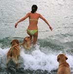 есть несколько вещей, которые можно фотографировать бесконечно. например, плавающие собаки. вот так они отрывались!